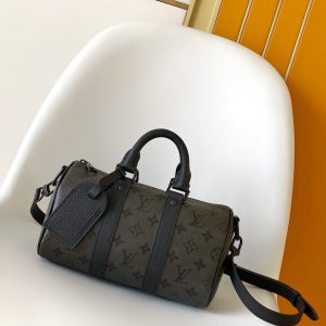 p590M26930. M27161 M26818 M13166 Yellow M12684 Green Top-tier Authentic Original Dynamic Variable Code This Keepall Bandoulière 25 handbag distills the classic Keepall travel bag design, reinterpreted in Pharrell Williams' Monogram Surfin' canvas for urban sophistication.The intricate pattern blends vibrant summer elements, exuding tropical flair and retro charm. The detachable shoulder strap and rolled leather handle offer versatile carrying options.25.0 x 15.0 x 11.0 cm (L x H x W) • Monogram Surfin' coated canvas • Calf leather trim • Fabric lining • Polished metal hardware • Zippered main compartment • Detachable nameplate • Shoulder strap: Detachable, adjustable •Shoulder strap half-length: 55.0 cm • Shoulder strap half-length adjustable to: 63.0 cm • Handles: Dual handles